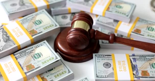 Американский Доллар Судьей Деревянным Молотком Концепция Задолженности Судебных Приставов Финансовых — стоковое видео