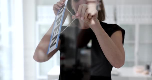 Женщина Переворачивает Табличку Двери Открытой Закрытую Закрытие Магазина Проблемы Бизнесом — стоковое видео