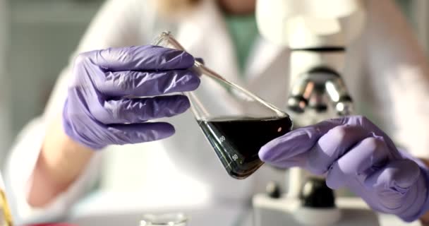 Εργαστηριακή Φιάλη Αργό Πετρέλαιο Χέρια Χημικού Εργαστηριακές Δοκιμές Ελαίου Και — Αρχείο Βίντεο