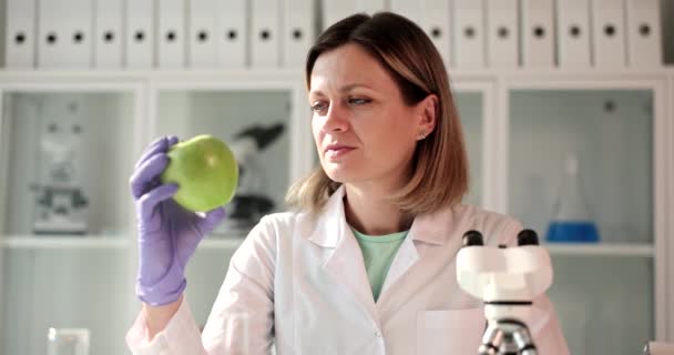 Scientist Examines Green Apple Presence Gmo Products Laboratory Studying Presence — Stok video