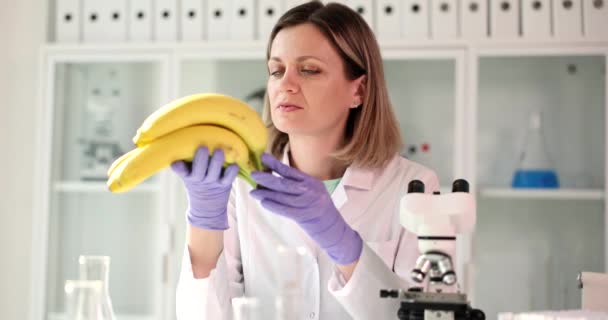 Εστιασμένη Γυναίκα Χημείας Που Ελέγχει Την Ποιότητα Των Προϊόντων Μπανάνας — Αρχείο Βίντεο