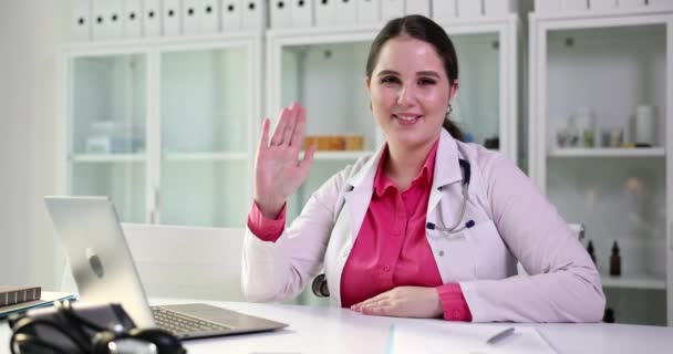 Усміхнена Жінка Лікар Махає Дивиться Камеру Щасливий Лікар Терапевт Робить — стокове відео