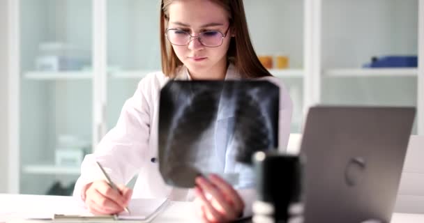Лікар Діагностує Стан Здоров Пацієнта Рентгенологічними Захворюваннями Легень Астми Медична — стокове відео