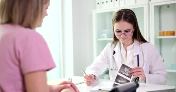 女性婦人科医は 女性患者の超音波画像の説明を見て 早期妊娠の不妊治療と診断 — ストック動画