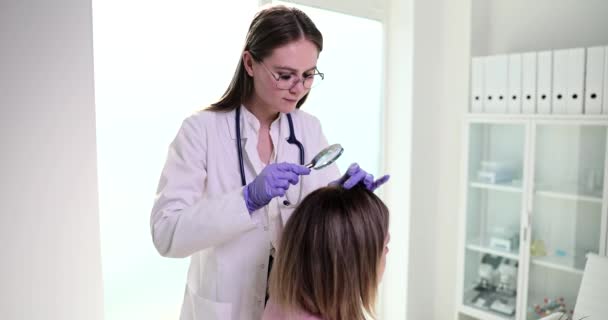 Medicul Mănuși Protecție Examinează Pielea Capul Pacientului Prin Lupă Sfaturi — Videoclip de stoc