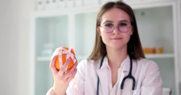 Dietitian Doctor Holds Orange Fruit Centimeter Diet Healthy Food Calories — Vídeo de stock