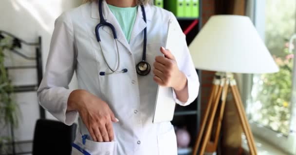 Kadın Elinde Dosya Olan Bir Doktordur Yakın Plan Çekimdir Hastane — Stok video