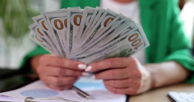Para hayranı kadın elleri, yakın plan, yüzeysel odaklanma. Bir iş projesinden kazancı kavramsal olarak kabul etmek, yatırım
