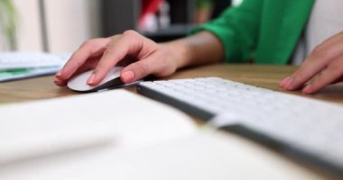 Kadın eli kablosuz bir fare ve klavyede, yakın plan. Bir ofis çalışanının işyerleri, PC için kablosuz aksesuarlar
