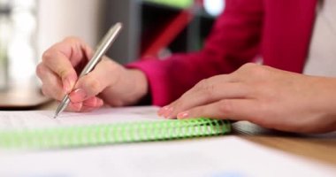 Kadınların elleri, deftere kalemle yazarlar. Yakın çekim, yavaş çekim. Yazılı konuşmayı, beyin eğitimini kavra