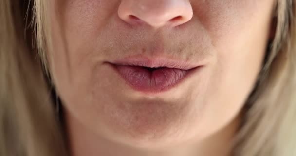 Eine Frau Legt Einen Finger Ihre Lippen Ein Gesicht Aus — Stockvideo