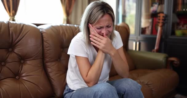 Eine Frau Die Hause Auf Der Couch Liegt Leidet Unter — Stockvideo