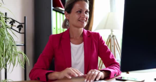 Una Mujer Feliz Oficina Agita Mano Primer Plano Una Cámara — Vídeos de Stock