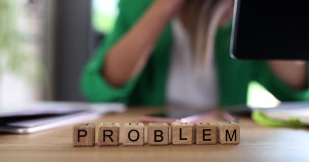 Проблема Написана Деревянных Кубиках Крупным Планом Мелким Фокусом Проблемы Рабочем — стоковое видео