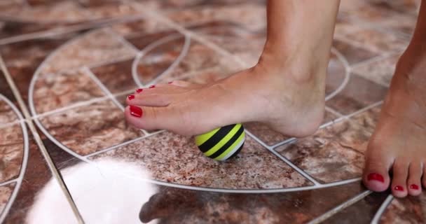 女性の足の小さなボールで クローズアップ 固体表面上のボールと足のマッサージ 演習のセット — ストック動画