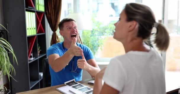 Kobieta Rozmawia Lekarzem Leczeniu Spowolnieniu Zbliżeniu Lekarz Krzyczy Pacjenta — Wideo stockowe