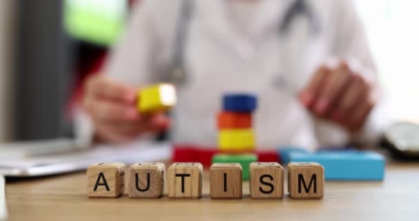 自閉症は 木製のキューブ クローズアップに書かれています 神経科医の診察 神経系疾患の予防 — ストック動画
