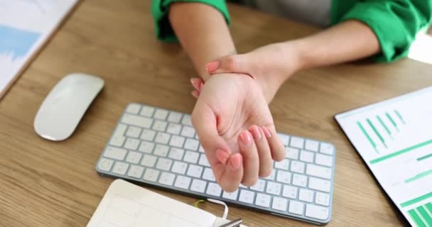 Eine Junge Frau Büro Massiert Ihr Handgelenk Hände Aus Nächster — Stockvideo