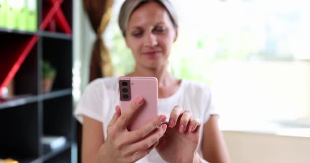 Uma Mulher Feliz Marca Número Para Uma Chamada Smartphone Foco — Vídeo de Stock