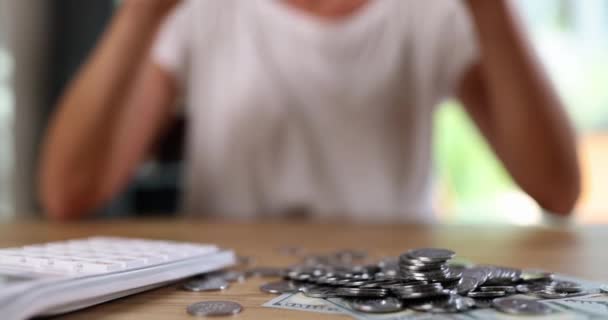 テーブルの上にコインと貯金箱 クローズアップと計算機です 家族の予算の概念 収入と費用 — ストック動画