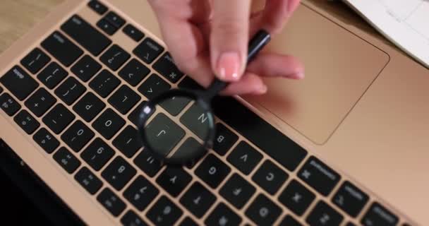 Wanita Jari Dengan Kaca Pembesar Atas Keyboard Closeup Hacking Password — Stok Video