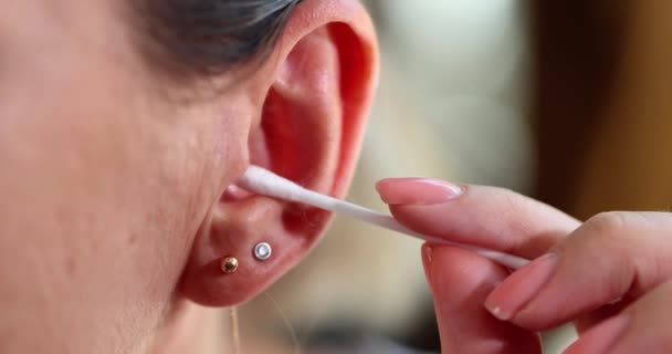 女性は綿棒で彼女の耳をきれいに クローズアップ 概念耳栓 衛生手順 — ストック動画