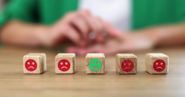 Emoji Drewnianych Kostkach Zbliżenie Spowolnienie Koncepcja Postawy Krytycznej Negatywne Myślenie — Wideo stockowe