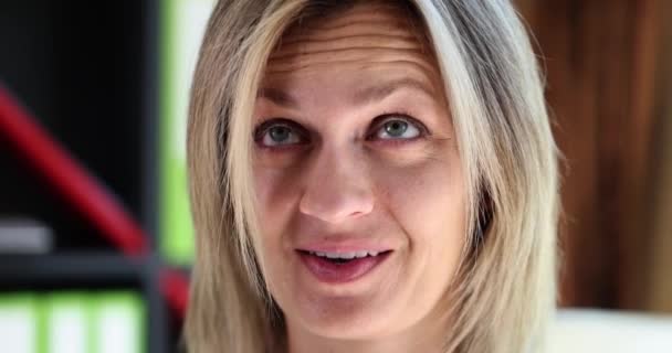 Una Mujer Sonriente Gira Sus Ojos Una Cara Cercana Expresiones — Vídeos de Stock