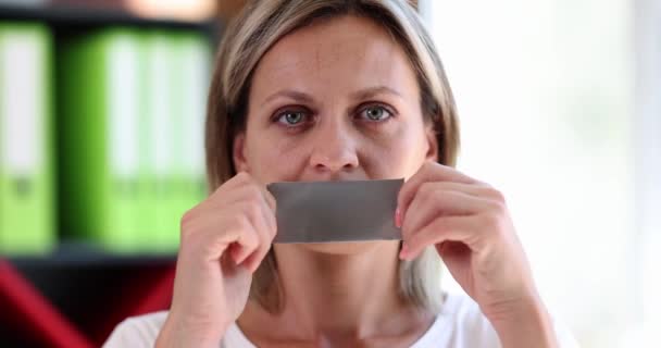 Uma Mulher Escritório Coloca Fita Adesiva Nos Lábios Close Câmera — Vídeo de Stock