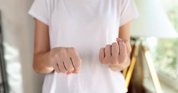 Bir Kadın Orta Parmağı Gösteriyor Elleri Yakın Odaklanması Sığ Uygunsuz — Stok video
