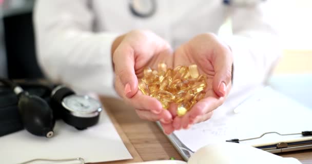 Doctor Holding Gorse Gelatin Capsules Omega Fatty Acids Closeup Movie — 图库视频影像
