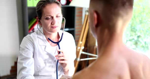 Woman Doctor Cardiologist Listening Patient Heart Stethoscope Clinic Movie Slow — Stock videók