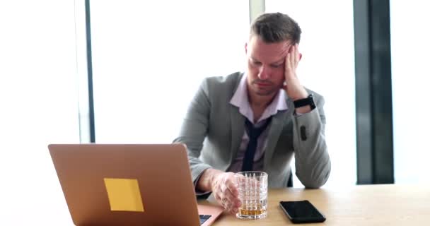 Drunk Businessman Suit Drinking Whiskey Glass Front Laptop Movie Slow — Vídeos de Stock
