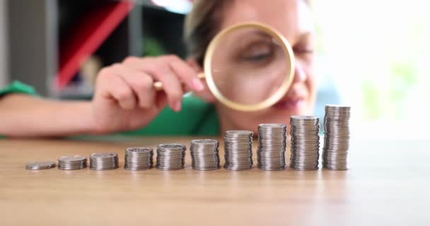 Businesswoman Looking Magnifying Glass Coins Ascending Order Movie Slow Motion — Vídeo de Stock