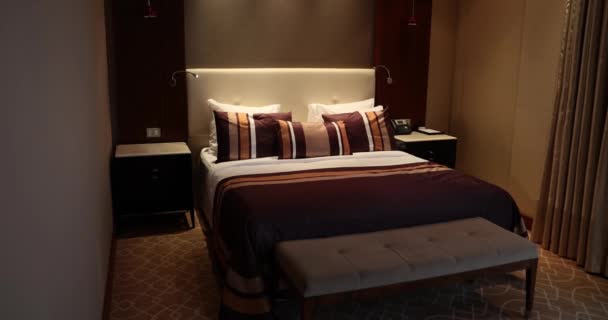 暗いホテルの部屋4K映画スローモーションに立っリネンと美しいベッド インテリアデザインコンセプト — ストック動画