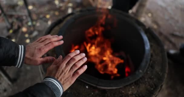 Homeless Man Warming His Hands Fire Street Closeup Movie Slow — 图库视频影像