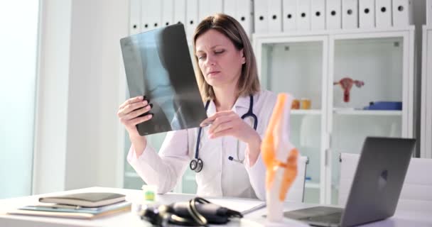 Doctor Traumatologist Looking Xray Knee Joint Movie Slow Motion Diagnosis — Stock videók