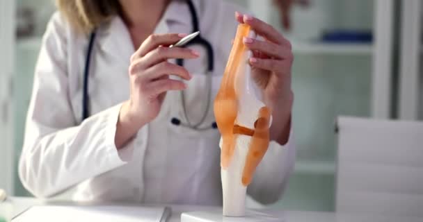 Doctor Traumatologist Showing How Knee Joint Functioning Artificial Human Model — Stockvideo