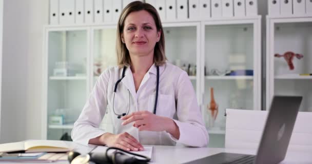 Жінка Лікар Показує Жест Про Хірургічне Лікування Великий Палець Клініці — стокове відео