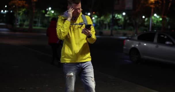 Tired Male Tourist Got Lost City Mobile Phone Night Movie — Vídeos de Stock