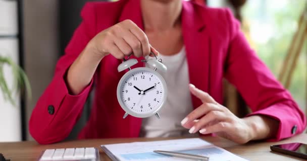 Businesswoman Holding Alarm Clock Finger Attention Gesture Time Management Employees — Stockvideo