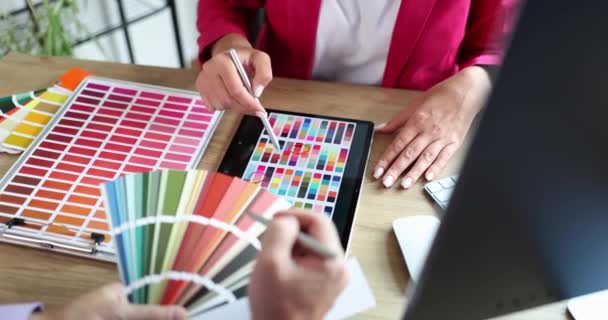Designer Advises Client Shows Color Sample Interior Manager Presents Selection — Stockvideo
