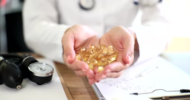 Doctor Nutritionist Cosmetologist Many Vitamin Capsules Transparent Yellow Capsules Omega — стокове відео