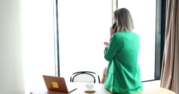 Businesswoman Sitting Desk Office Talking Phone Remote Business Negotiations Partner — Stockvideo