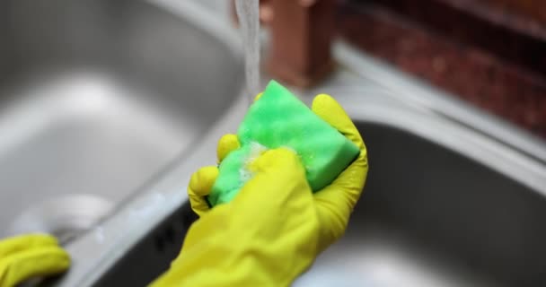 Hand Yellow Glove Squeezes Washcloth Detergent Closeup Detergent Dishes — Αρχείο Βίντεο