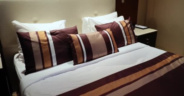 Сучасний Стильний Красивий Готельний Номер Великим Ліжком Вечірній Концепції Інтер — стокове відео