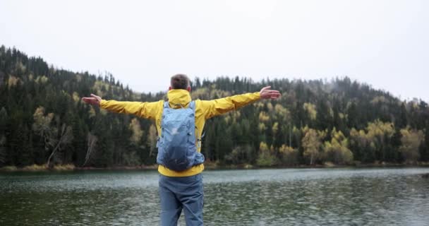Free Male Tourist Outstretched Arms Shore Lake Adventure Outdoor Freedom — Stock videók
