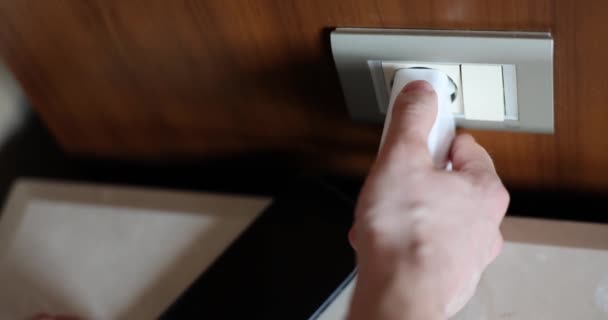 Man Hand Takes Out Charger Electrical Network Rules Charging Modern — Αρχείο Βίντεο