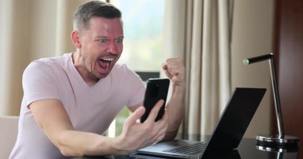 Щасливий Чоловік Дивиться Екран Телефону Святкує Онлайн Перемогу Емоції Фінансового — стокове відео