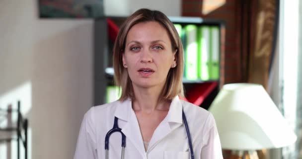 Жінка Лікар Вказує Пальцем Вгору Жест Звертаючи Увагу Медична Експертиза — стокове відео